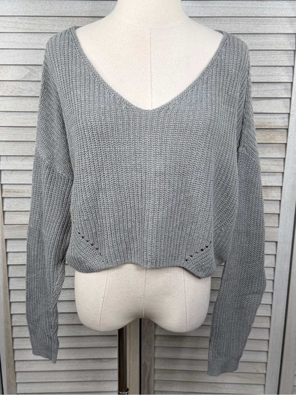 WILD FABLE Women's Gray Lightweight Cropped V Neck Sweater-Large